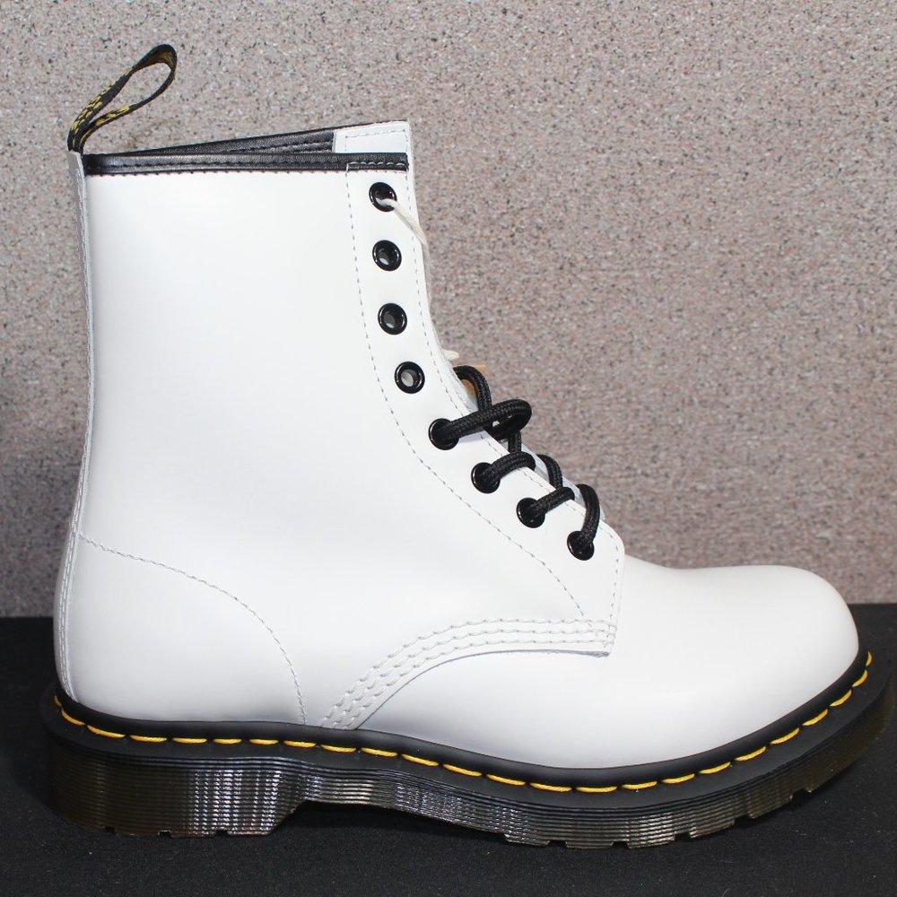 New Womens Dr. Martens 1460 Smooth Leather White Lace Up 8 Eye Boots 11821 Sz 7
